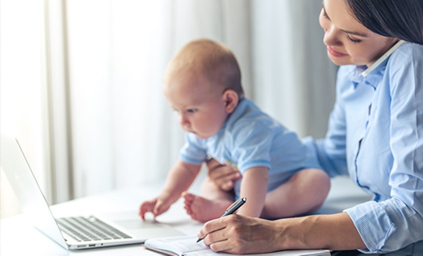 Ratgeber Kind und Job - Frau sitzt mit Baby am Laptop